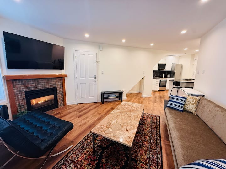 Best Location! 1 Bedroom+ Sofa Bed, Hot Tub & Pool - Whistler