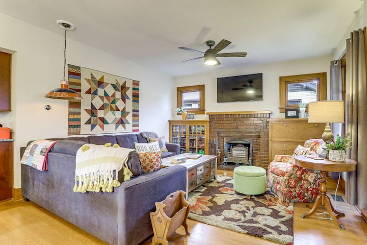Explore Denver! Welcoming Home W/ Porch & Yard - 덴버