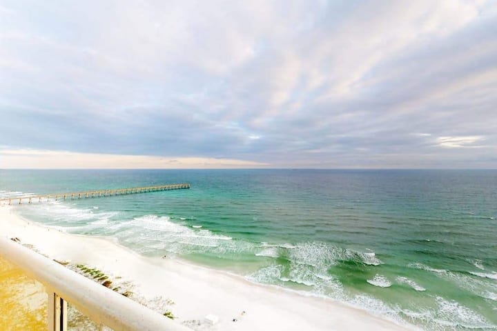 Sunny Beachfront Condo W/ Gulf Views, Pool & Deck - Navarre, FL