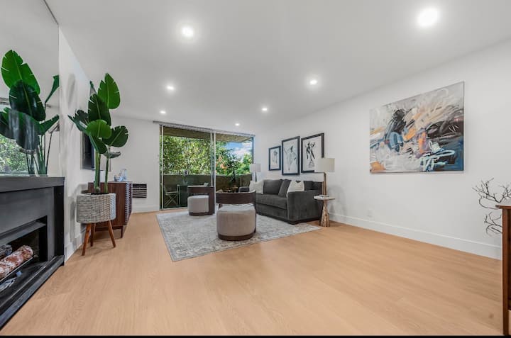 Renovated Brentwood 2br | Walkable + Parking - Los Angeles, CA