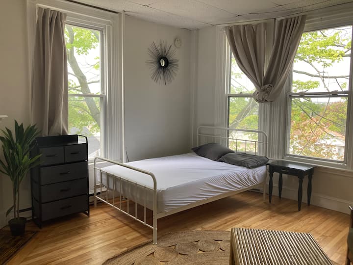 Sunny Hospital-adjacent Studio W/parking Pets Ok - Portland, ME