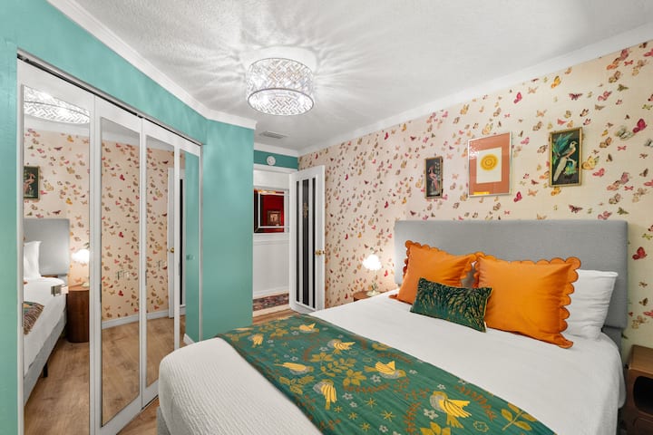Butterfly Bungalow, מעוצב בקפידה ומלא אישיות, מוכיח שהדברים הטובים ביותר מגיעים לעתים קרובות באריזות קטנות. ✨