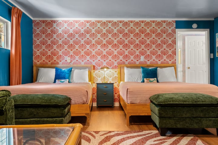 ה-No Vacancy Lounge משלב שינה, גיימינג ומפגשים במרחב פתוח צבעוני אחד. חדר זה פתוח לאזור הבילוי שבקומה התחתונה ואין לו פריסת חדר שינה מסורתית.
