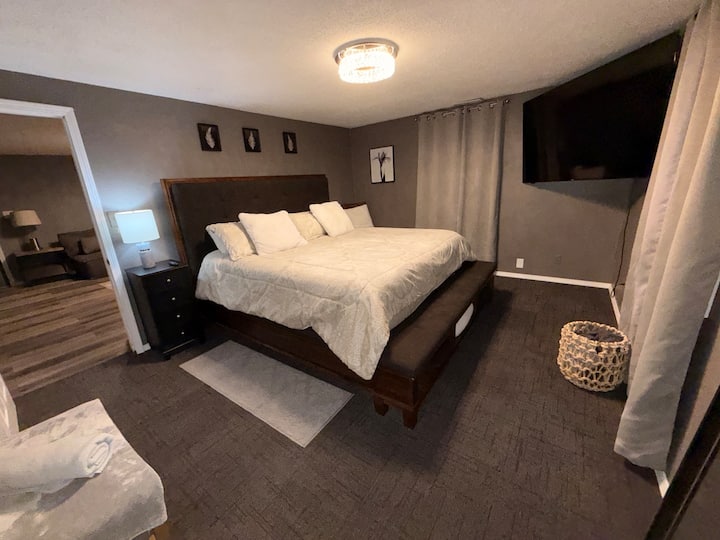 Kc Group Getaway |7 Min To Arrowhead | Sleeps 13+ - Kansas City, MO