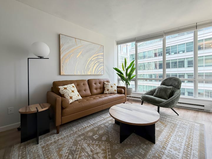 Safe Coal Harbour 1br | Steps To Seawall & Robson - Vancouver