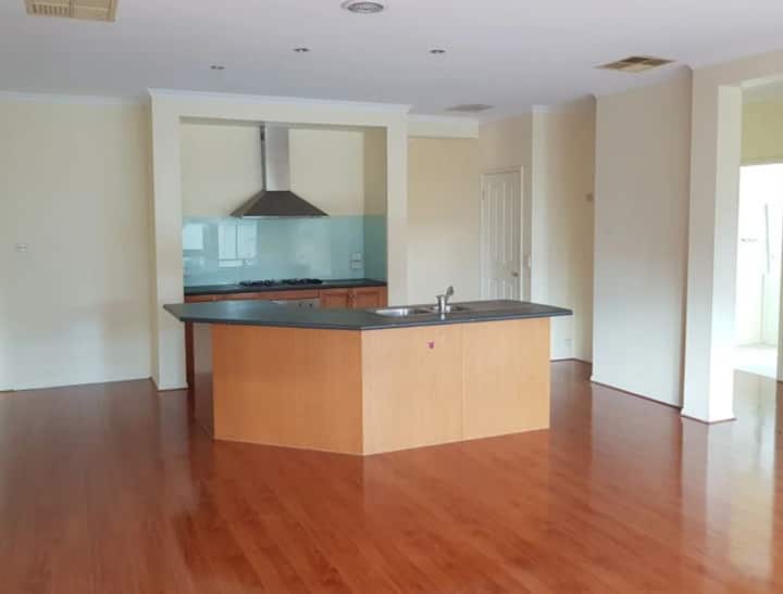 Stayau Spacious Home W/ Backyard Point Cook - Point Cook