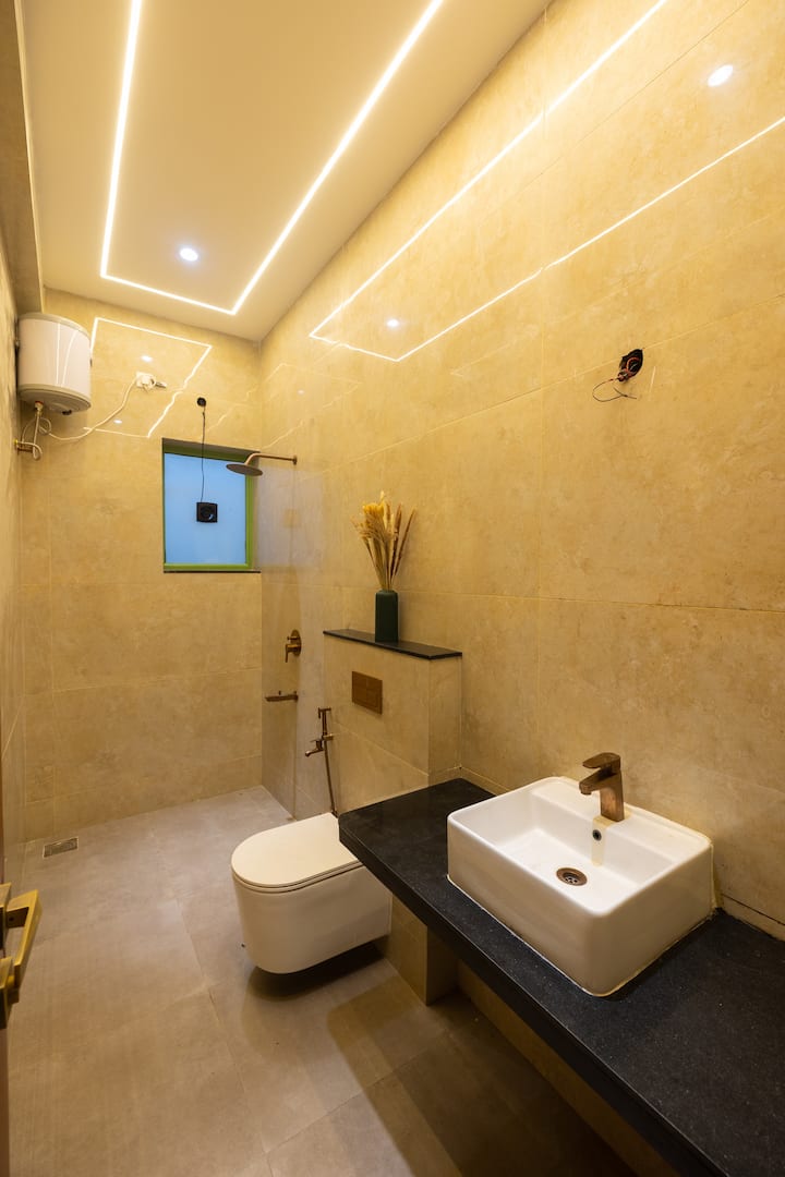 Full bathroom 2 image 1