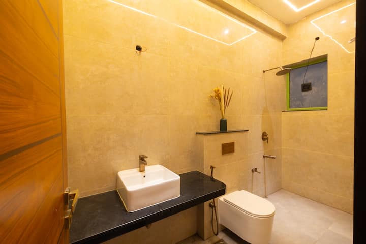 Full bathroom 1 image 2