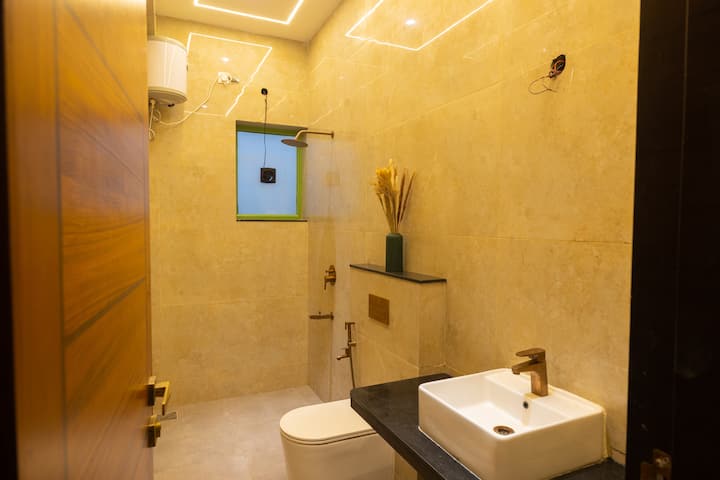 Full bathroom 1 image 1