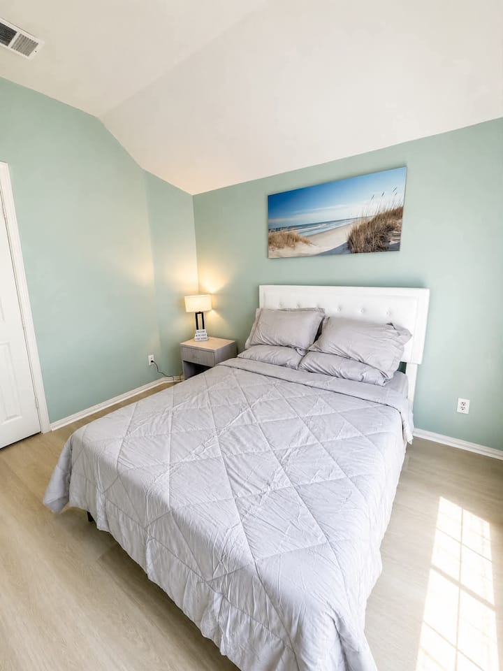 Espacio para dormir sencillo y elegante, perfecto para noches de descanso