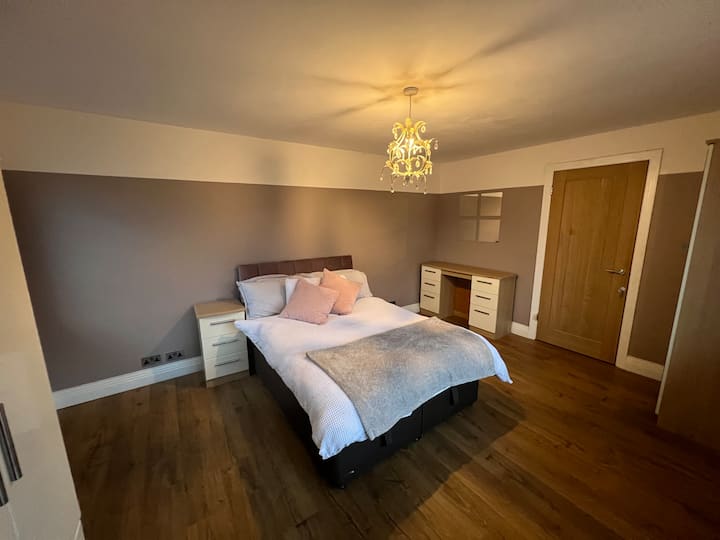 Double Room In A Quiet Bungalow With Garden - Guildford