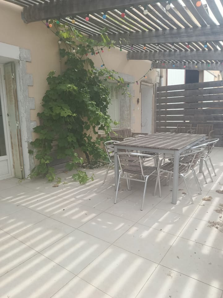Maison Indépendante Attenante à Bâtisse Provençal. - Mornas