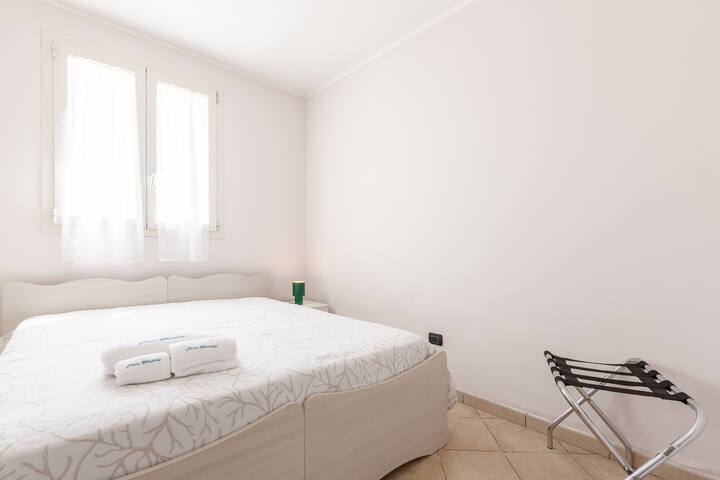 El segundo dormitorio cuenta con una cómoda cama matrimonial y el mobiliario necesario para una estancia agradable.