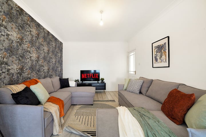 Modern Wembley Home | Parking  Garden  Sleeps 14 - Watford