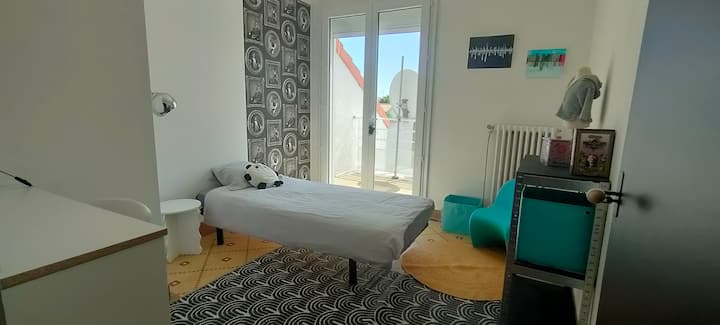 Dhoma 3 në kat
Krevat 90 
Me kënd zyre