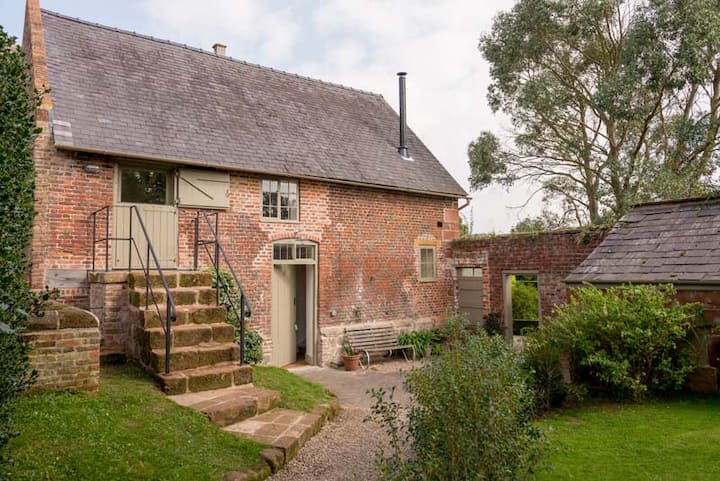Beautiful Lodge In Lea Hall Gardens - Shrewsbury