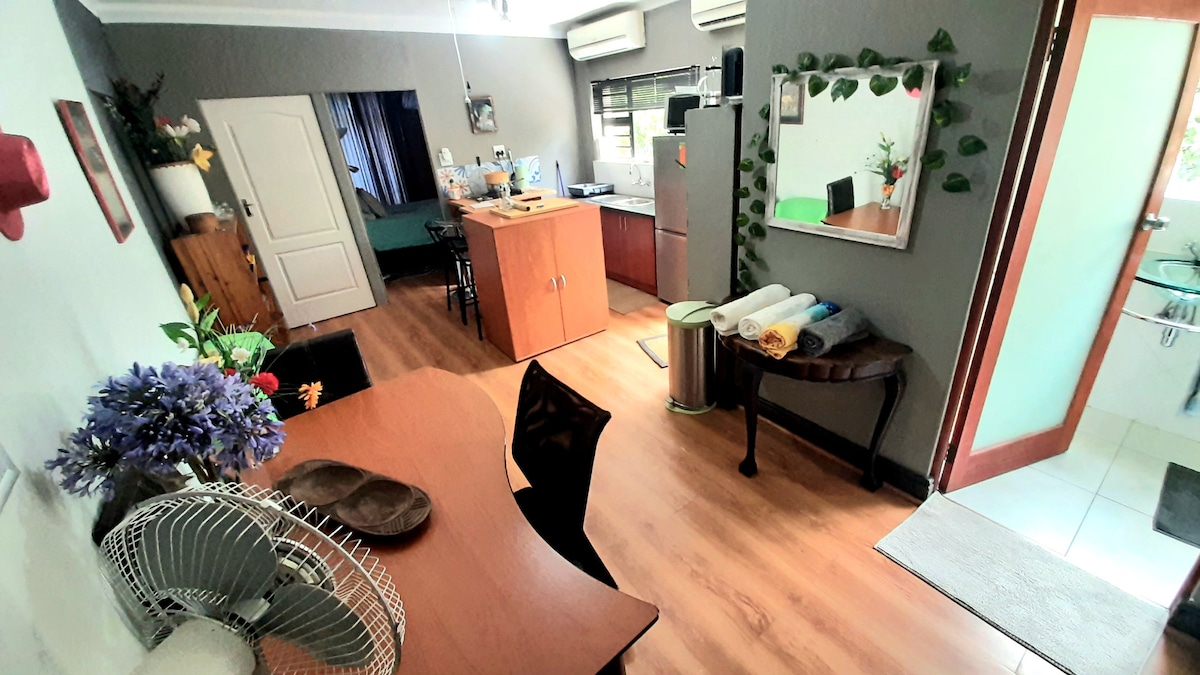 Mwonekano wa jiko, sebule na mlango wa bafu.