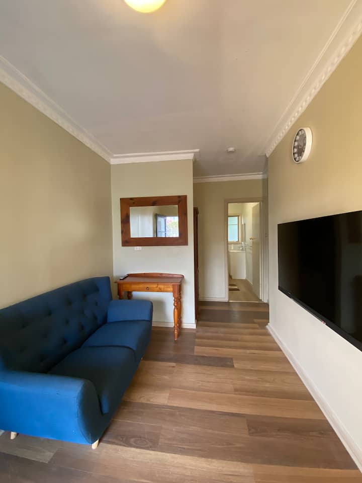 2br Unit Near Monash Uni & Hospital + Parking - Dandenong