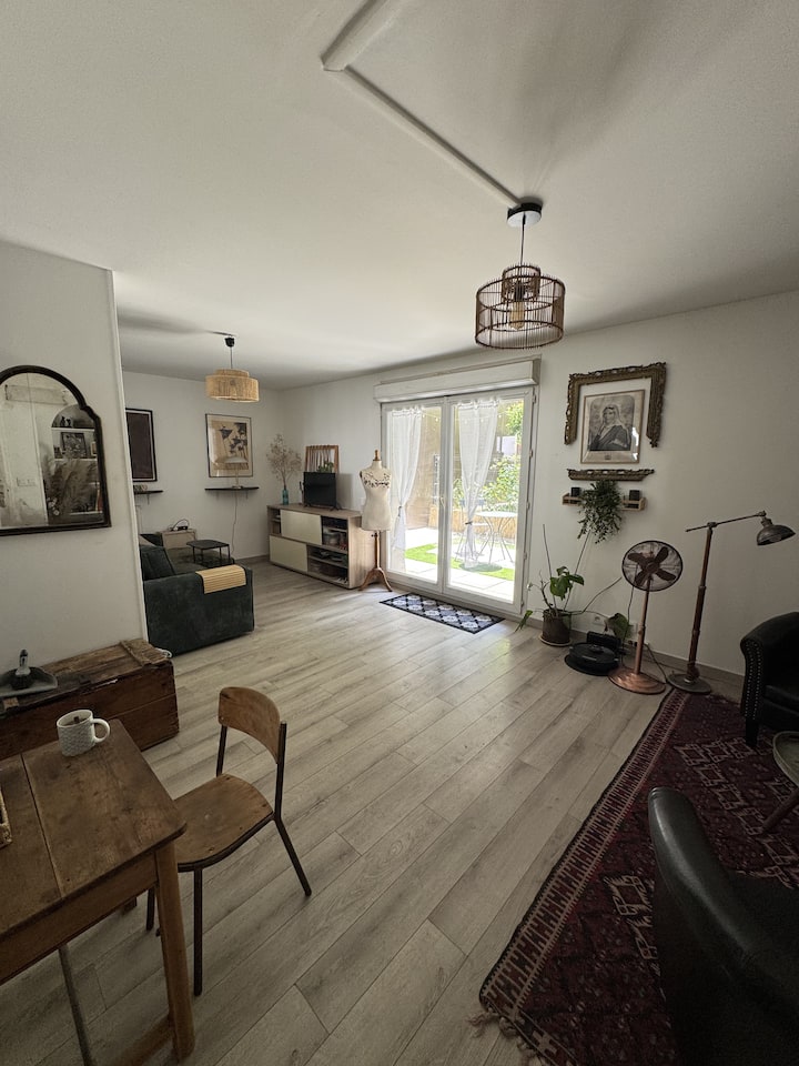 Appartement Cosy Avec Terrasse - Saint-Denis, France