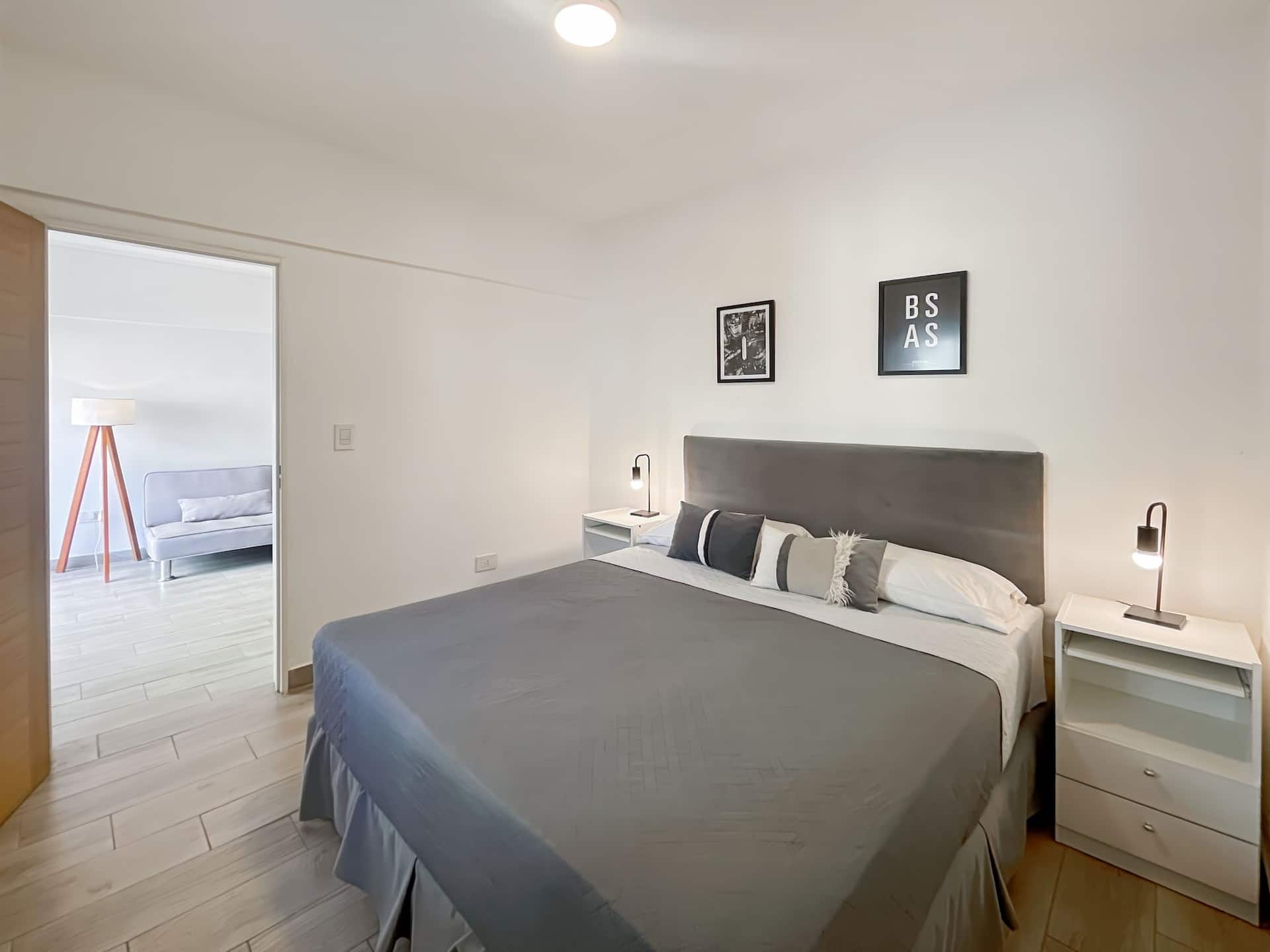 Estúdio com cama de casal e piscina