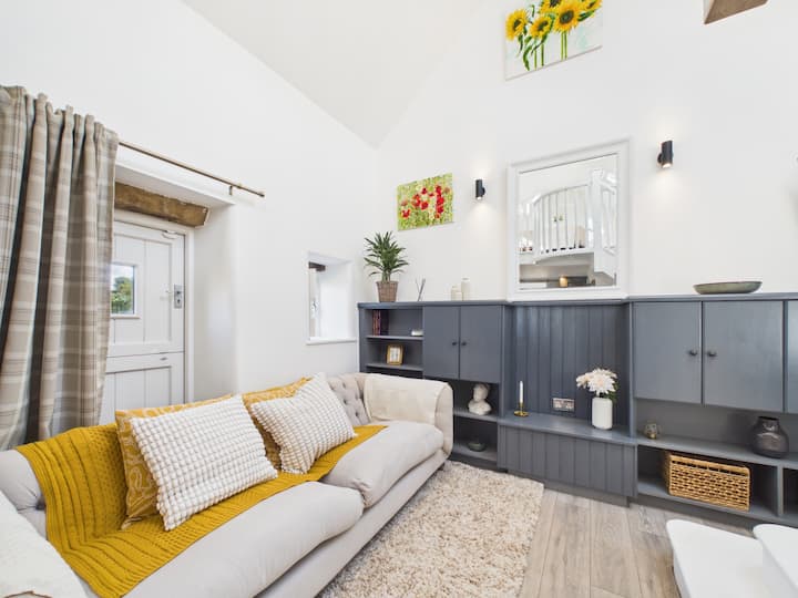 Luxury Dog-friendly Barn | Log Burner & Views - Derbyshire