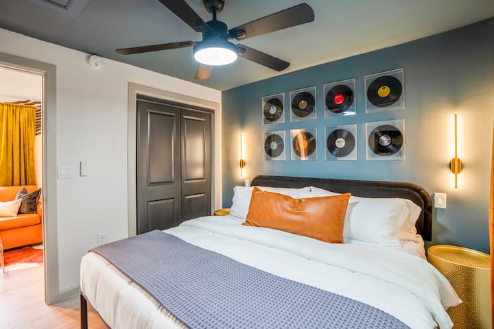 Quarto com cama king-size em apartamento independente