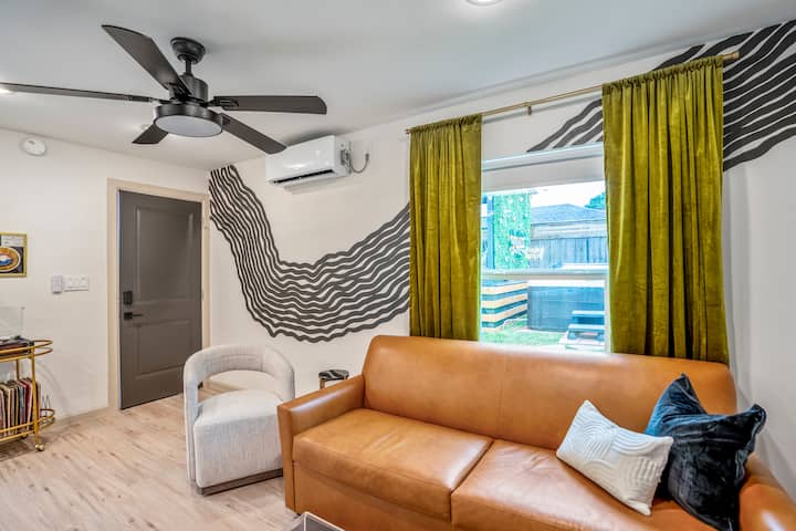 Eado Guesthouse | Private Retreat | Hot Tub Access - Houston, TX