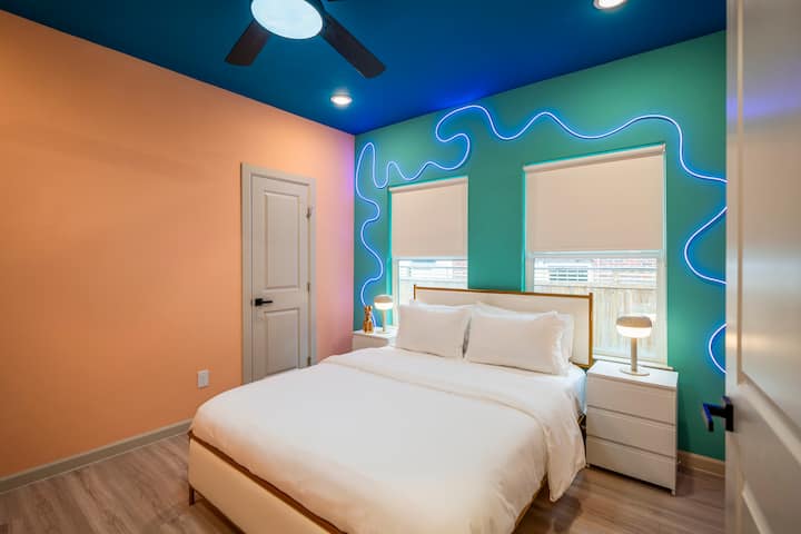 Quarto com cama queen-size na casa principal