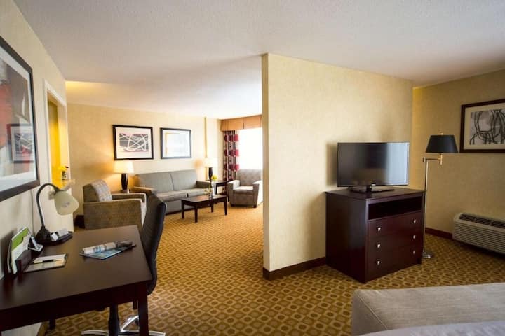 Portland King Suite Near Old Port Dining - 波特蘭