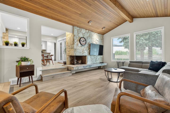 Modern 3br Family Oasis With Stunning City Views - New Westminster
