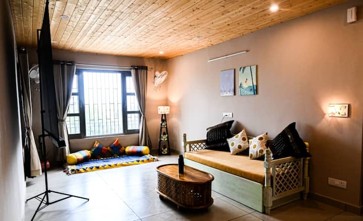 Modern Boho Loft: Projector, Attic, Ac & Mountains - Palampur
