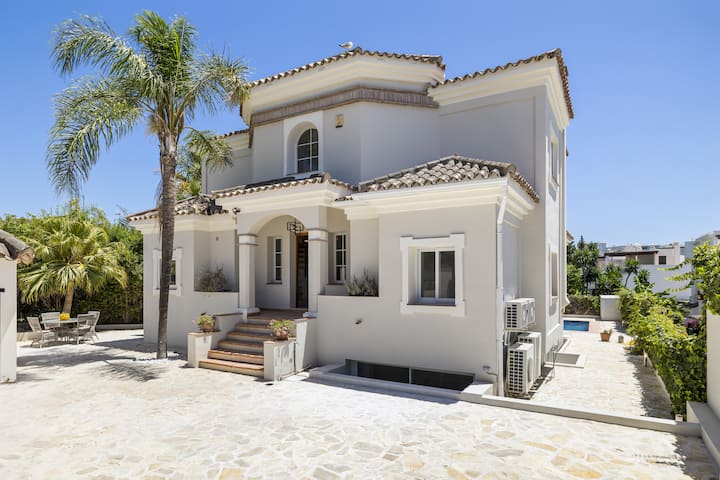 Villa Limones - Luxury 6-bed Beachside Villa - Estepona