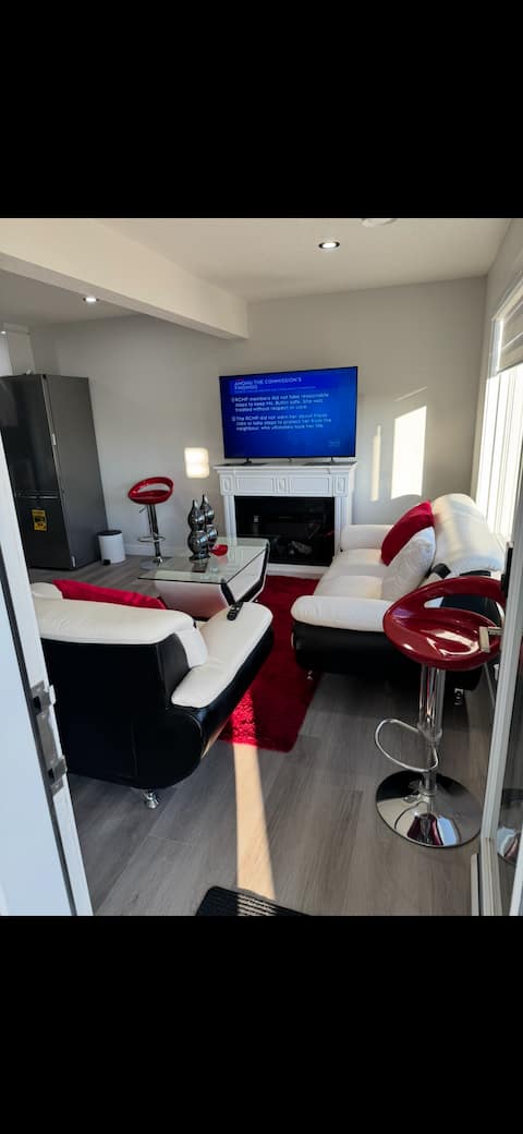 Top Airbnb: * Stylish Pond-View Suite | Near Airport & Mall in Glenridding Ravine