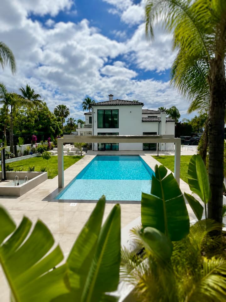 New 9 Bedroom Villa For Ultimate Luxury - Estepona