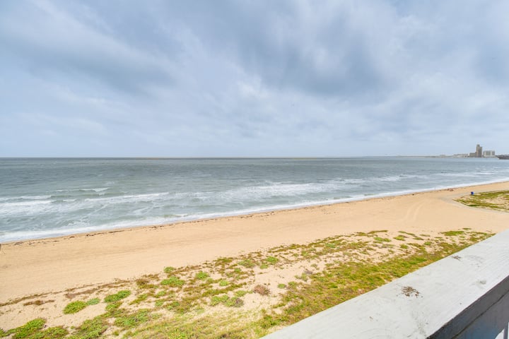 Unwind By The Beach | Pool And Oceanfront View - North Beach, TX