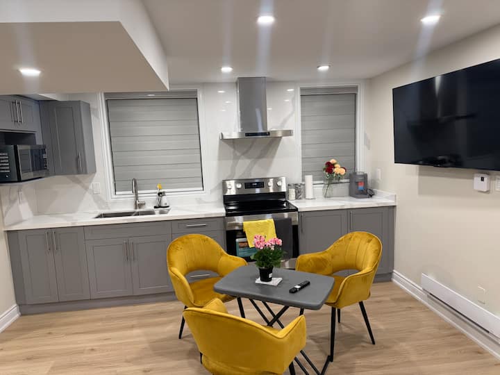 Modern New Built Basement Apartment With Car Park - オークビル