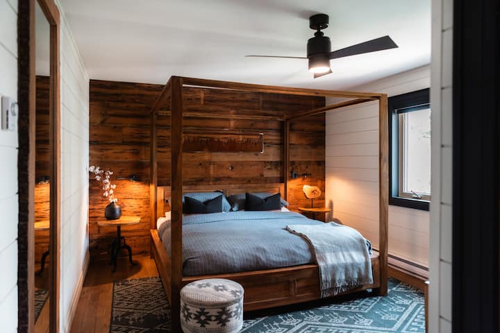 Master bedroom: King four poster bed with high quality linens & bedding for the best sleep.