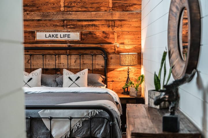 Second Bedroom: High quality linens & bedding for the best sleep.