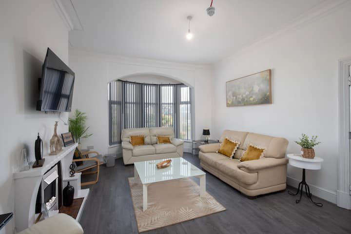Spacious 8 Bedroom Home | Sleeps 19 + Games Room - Blackpool