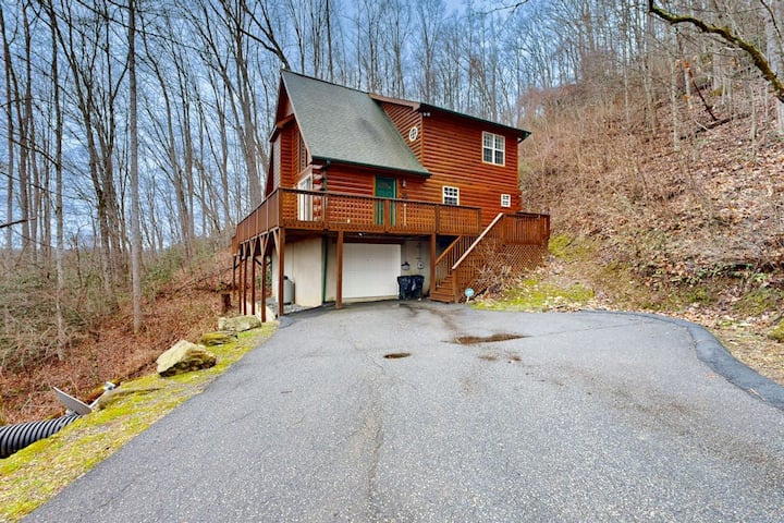 Dog-friendly Luxurious Cabin, Hot Tub, Views - Sylva, NC