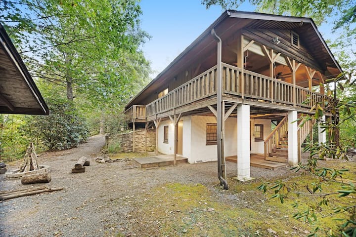 Rustic Cabin, Deck, Hot Tub, Recreation Room - Cherokee, NC
