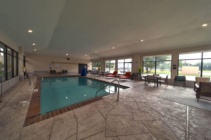Stay Relaxed & Refreshed | Free Parking & Brakfast - Spring, TX