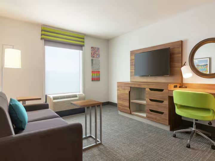 4 King Bedroom Suites W/ Free Parking, Pool Access - Houston, TX