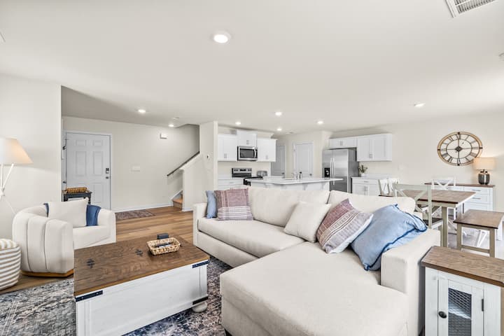 4 Bdrm Luxurious Escape In Hickory - Hickory, NC