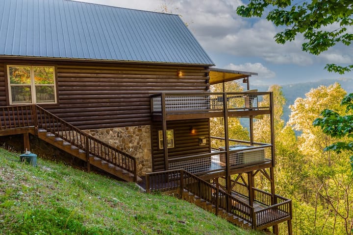 Dog-friendly Mountain-view Cabin, Hot Tub, Fire - Bryson City, NC