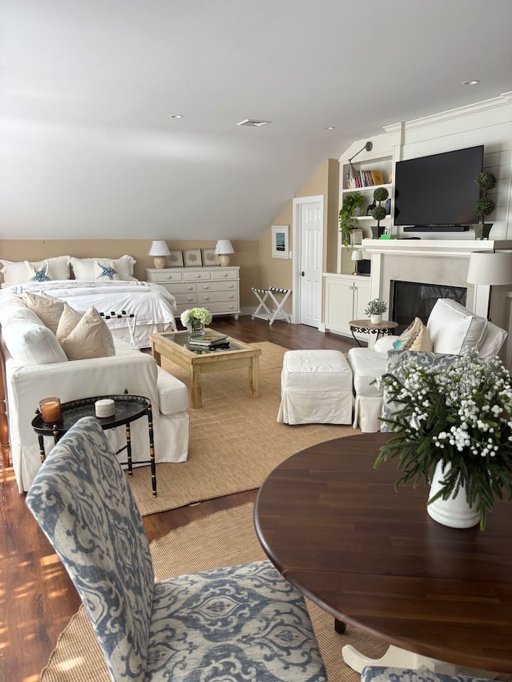 The “Secret Garden” Apartment. - East Hampton, NY