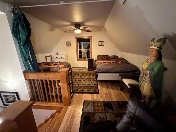 Loft with 2 queen beds