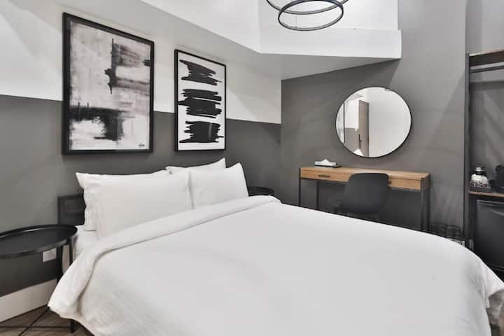 Prime Old Port Location • Queen Bed Hotel Room - Montreal