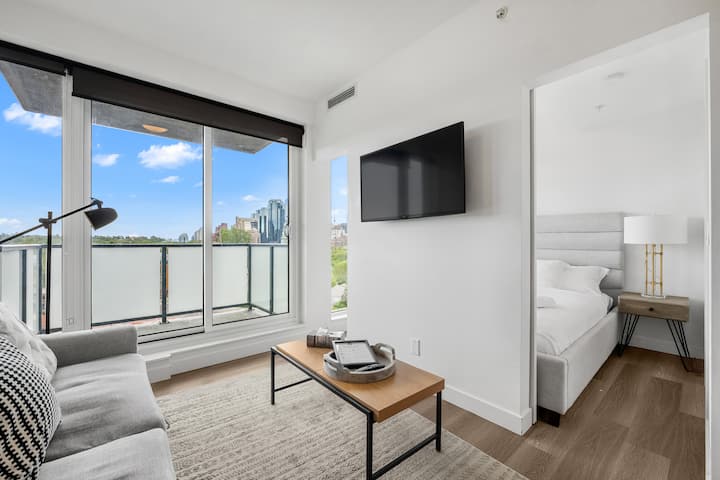 Pull Out Sofa | Ug Parking | Ac | Minutes To Stamp - Calgary
