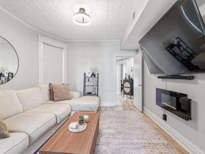 Modern Nyc/metlife Area Retreat | Private Backyard - Manhattan, NY
